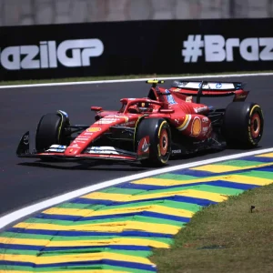 Monoplaza de Ferrari en la pista del Autódromo de Interlagos durante el Gran Premio de Brasil