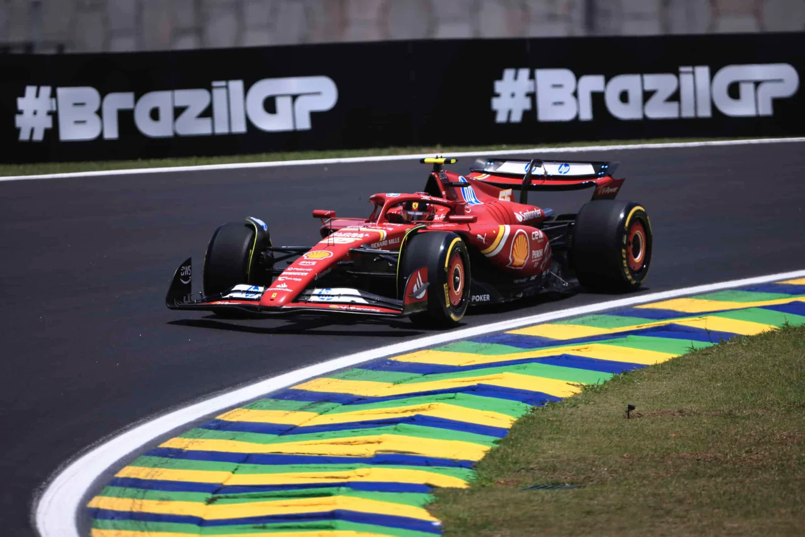Monoplaza de Ferrari en la pista del Autódromo de Interlagos durante el Gran Premio de Brasil